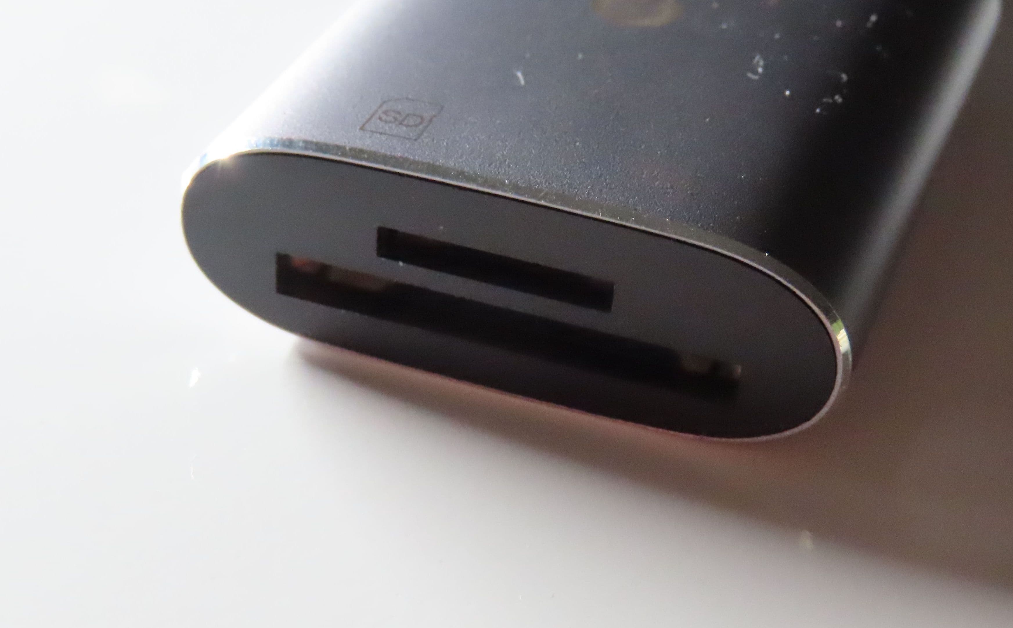 BOIOT SDカードリーダーの挿入口