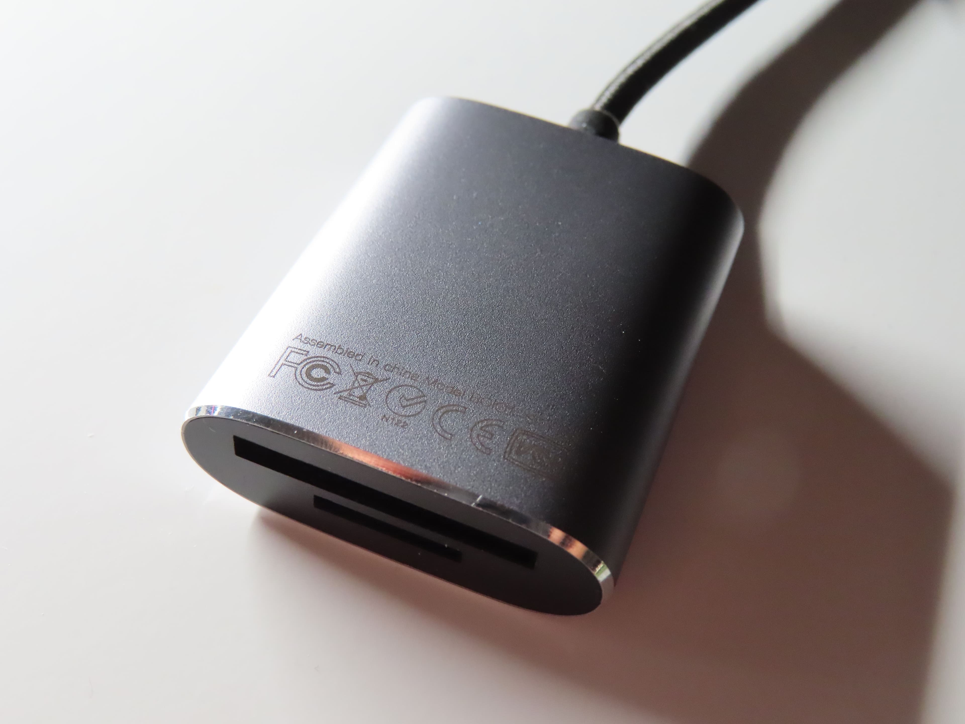 BOIOT SDカードリーダーの裏面