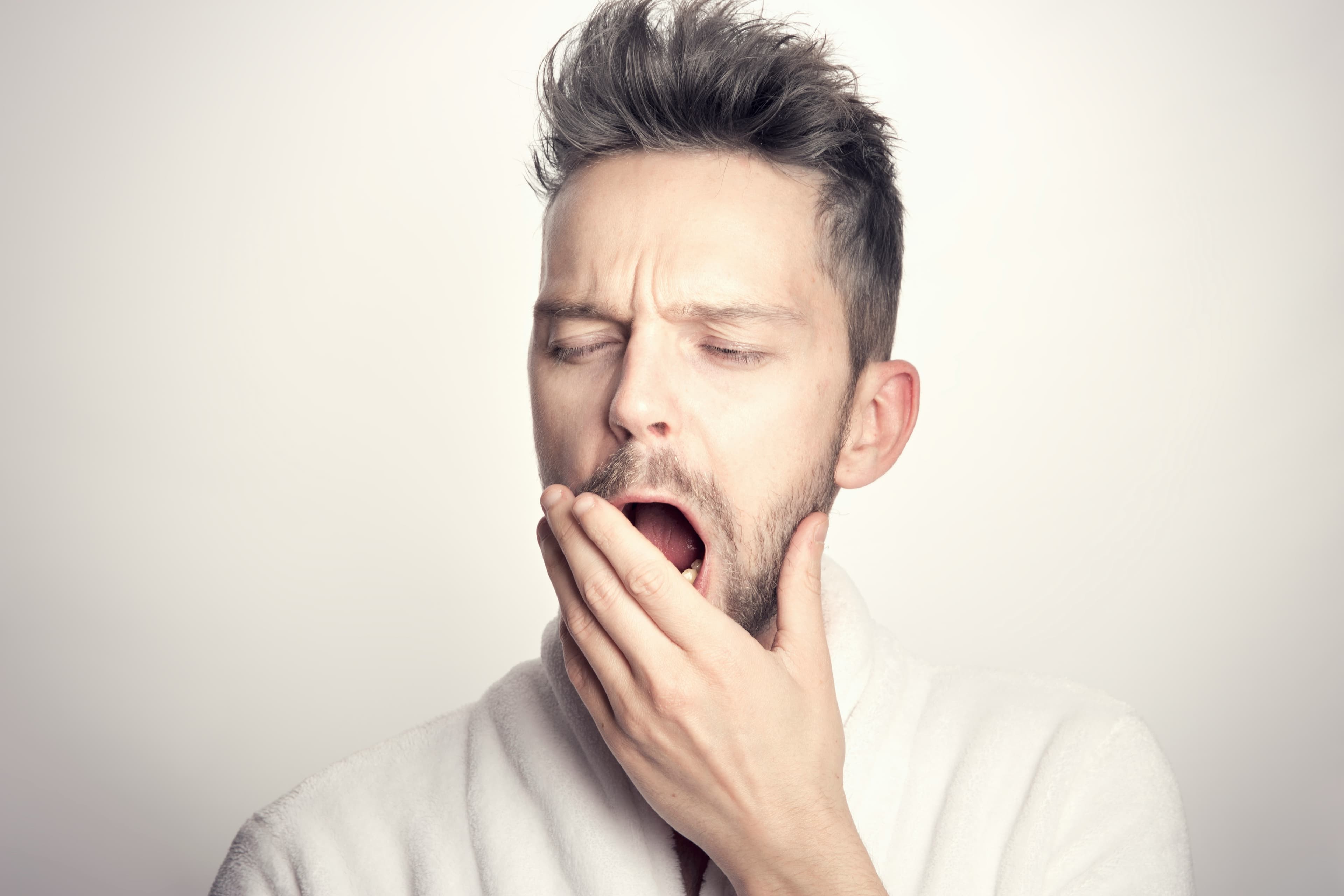 【実地検証】授業中の眠気を本気で撃退する対処法！効果的な眠気覚ましを学生目線で徹底検証した